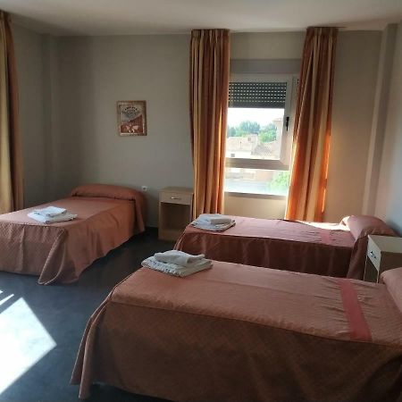Отель Hostal Restaurante La Concordia Фуэнтес-Кларас Экстерьер фото